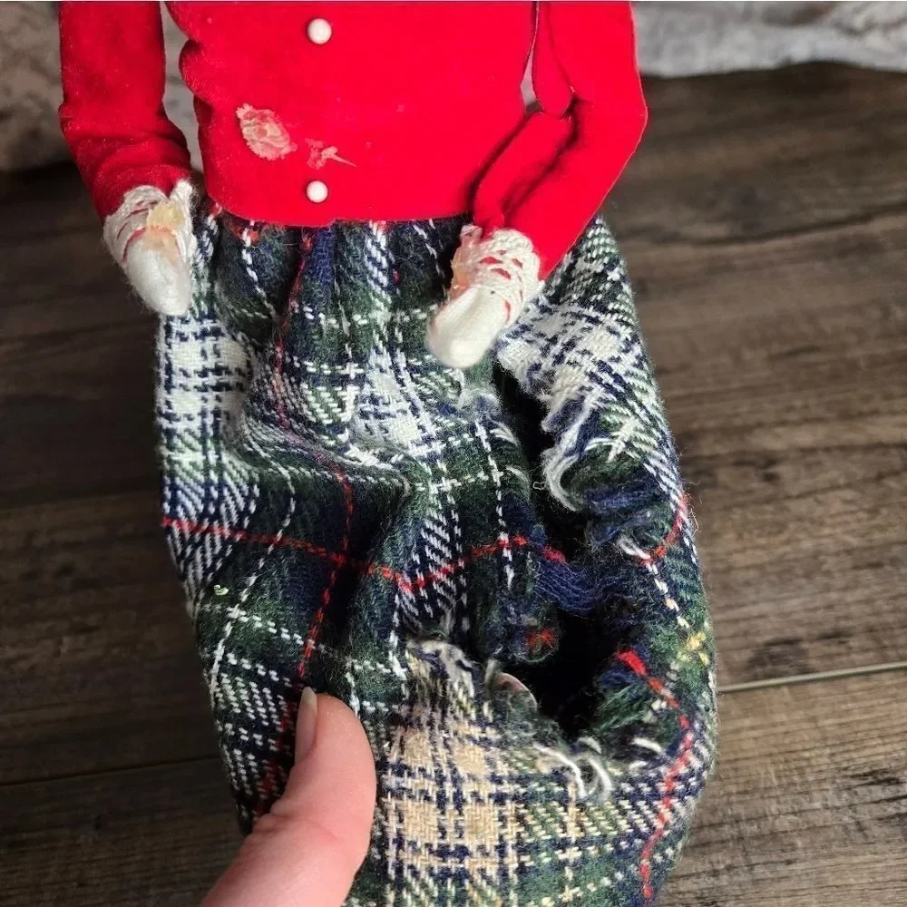 Byers Choice Ltd Crabtree & Evelyn  red sweater plaid skirt  fair condition 1997
